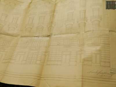 L�83enne Gaetano Vignola, nipote diretto dell�ingegnere Mauro Amoruso-Manzari, progettista del palazzo, ci consente di visionare il faldone contenente i documenti originali relativi alla commissione dell�edificio